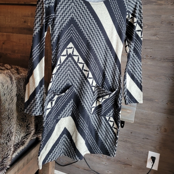 Long Sleeve Pattern Dress - Picture 4 of 4